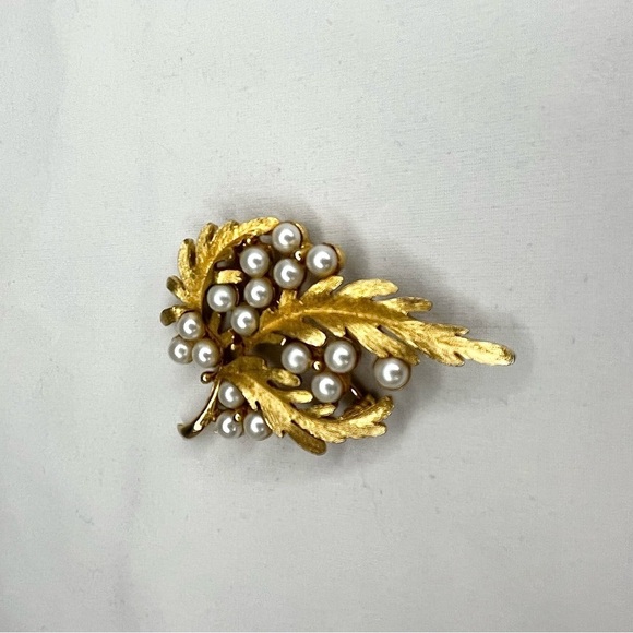 Vintage Alan J Faux Pearl Gold Tone Leaf Brooch Pin Signed - Picture 2 of 6